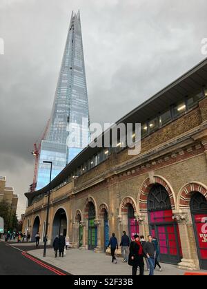 Le Shard et le côté de la Station London Bridge vu de St Thomas Street sur un après-midi de novembre gris. Banque D'Images