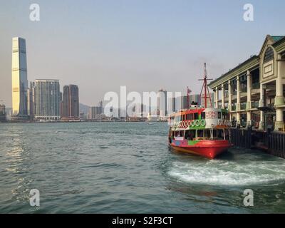 L'emblématique Star ferry, peint dans la livrée de Hong Kong, la marque arrive à Central Pier 7 après avoir traversé le port de Victoria à partir de Tsim Sha Tsui à Kowloon Banque D'Images