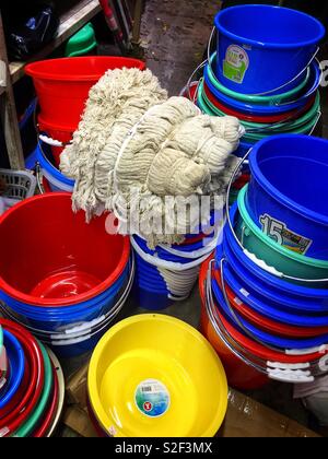 Mops et seaux en vente dans un magasin à Wan Chai, Hong Kong Island Banque D'Images