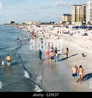 Une plage de sable blanc de Clearwater Beach en Floride attire de nombreux vacanciers Banque D'Images