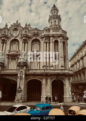 Gran Teatro de La Habana, un des plus vastes théâtres du monde, le théâtre accueille le Ballet National de Cuba et de l'Opéra. Conçu par l'architecte belge, Paul Belau, le théâtre fait face à Parque Central. Banque D'Images