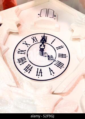 Horloge sur une horloge de coucou blanc pur Banque D'Images