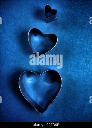 Coeur trois formes sur fond bleu,love concept Banque D'Images