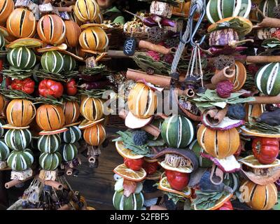 Décorations fabriqués à partir de fruits secs à un marché de Noël à Budapest, Hongrie Banque D'Images