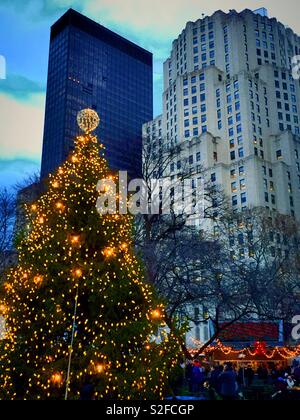 L'arbre de Noël dans la région de Madison Square Park, avec des gratte-ciel sur Madison Avenue, à l'arrière-plan, NYC, USA Banque D'Images