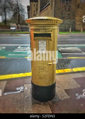 Or post box en face du château de Cardiff en l'honneur du gallois Geraint Thomas, cycliste, vainqueur du Tour de France 2018. Banque D'Images