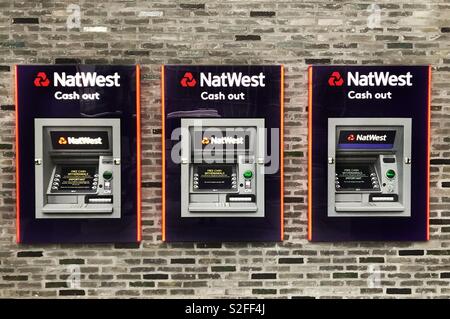 Trio de machines distributeur sur un mur extérieur d'une succursale de banque NatWest Banque D'Images