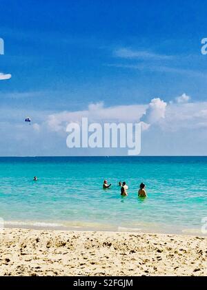 Les gens s'amuser dans la mer à South Beach Miami Floride Banque D'Images