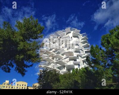 L'Arbre Blanc, nouveau bâtiment moderne sur les rives de la rivière Lez, Montpellier France Banque D'Images