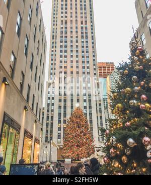 19 décembre 2018 New York NY : les visiteurs apprécient l'arbre de Noël illuminé au Rockefeller Center. Banque D'Images