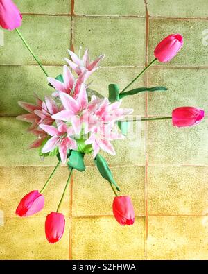 Fleurs artificielles sur un pot en verre Banque D'Images