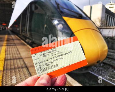 Close up of rail en face d'un inter city express train dans une gare Banque D'Images