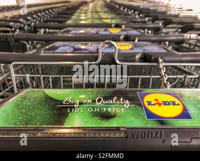 Vue rapprochée de la poignée d'un chariot de supermarché Lidl avec marquage Banque D'Images