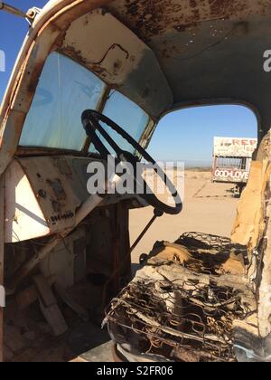 Bus rouillés dans paysage de désert Banque D'Images