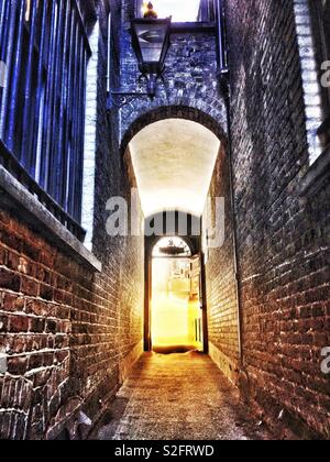 Backstreet étroite ruelle menant à Ye Olde Mitre pub à Holborn, Londres Banque D'Images