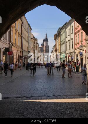 Cracovie, Pologne - 27 juin 2017 : Jour de la rue Florianska et la basilique Sainte-Marie. Banque D'Images