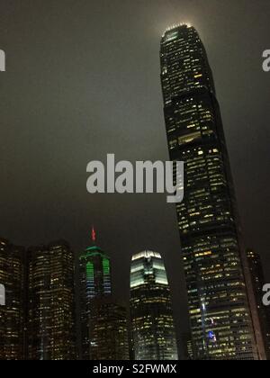 L'île de Hong Kong gratte-ciel commerciaux de nuit : (l à r) Exchange Square, le Centre, la SFI, 1et 2ifc, deuxième plus haut de Hong Kong Banque D'Images