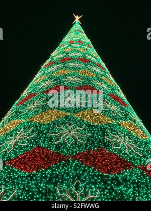 Immense arbre de Noël avec des milliers de lumières dans la Praça da Comércio à Lisbonne, Portugal. En décembre 2018. Banque D'Images