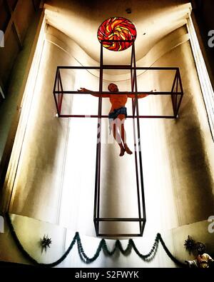 Une image de Jésus Christ crucifié dans un cube géométrique cross décore une église en Neigborghood Polanco, à Mexico City, Mexique Banque D'Images