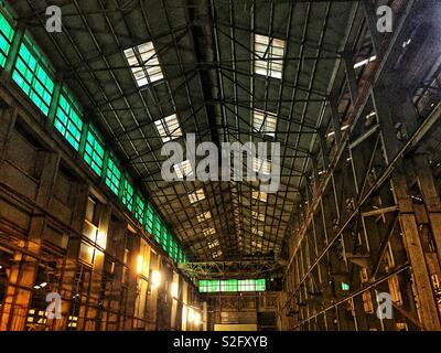 Un entrepôt industriel vintage. Situé sur l'île de Cockatoo dans le port de Sydney, Australie. Banque D'Images