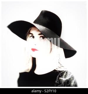 Fashionable young blonde woman portant une large floppy hat. Banque D'Images