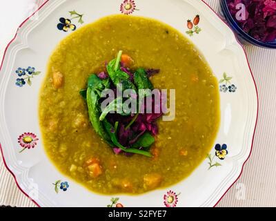 Split pea soup avec du chou rouge Banque D'Images