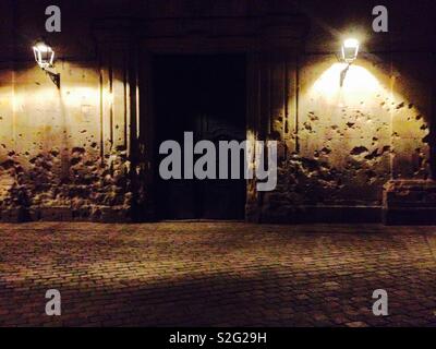 Barcelone. Mur de l'église de Sant Felip Neri montrant les trous de la bombe qui tue 42 personnes, principalement des enfants, pendant la guerre civile espagnole Banque D'Images