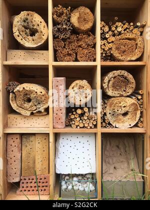 Maison de l'apiculture écologique : une maison faite de matériaux naturels et biodégradables conçues pour aider à enrayer le déclin des populations d'abeilles. Banque D'Images