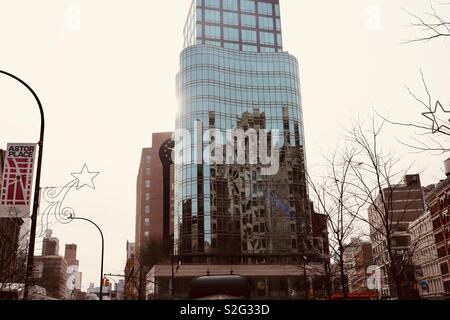 La réflexion des bâtiments dans d'autres bâtiments dans la ville de New York Banque D'Images