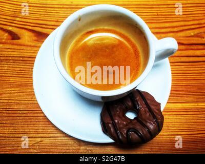 Cappuccino avec chocolat au lait biscuit bague Banque D'Images