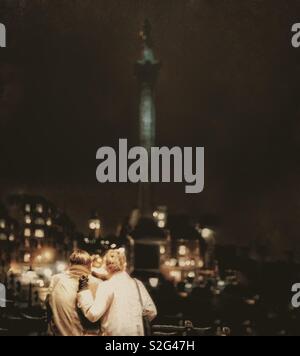 Un couple de Nelsons column, Trafalgar Square Londres la nuit. Banque D'Images