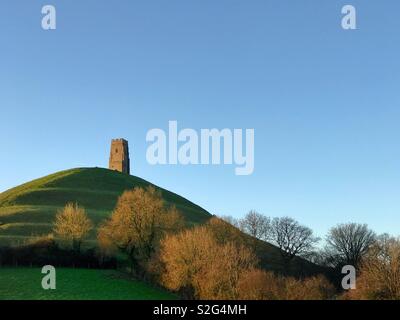 Glastonbury Tor dans la lumière du soleil tôt le matin Banque D'Images