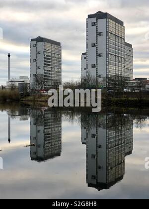 Tour de blocs et leurs reflets dans la rivière Clyde. Glasgow. L'Écosse. United Kingdom. Banque D'Images