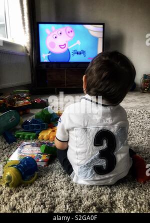 Enfant en regardant la télévision Banque D'Images