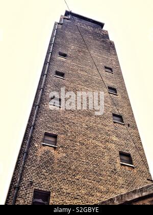 Le tour de formation à l'ancien bâtiment du siège de la Brigade Incendie de Londres près de l'Albert Embankment , avec sa très longue gouttière Banque D'Images