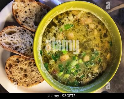 Soupe de cornichons polonais ou Ogórkowa avec du pain sur le côté Banque D'Images