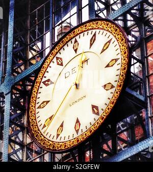 La grosse horloge au-dessus du hall de la Victorian St Pancras International gare à Londres Banque D'Images