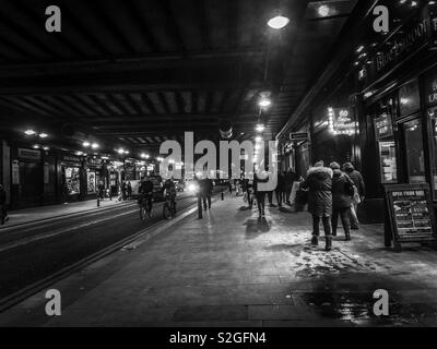 Scène de nuit. En vertu de la gare centrale de Glasgow pont de chemin de fer, connu localement comme le Hielanman. L'Écosse. UK. Banque D'Images