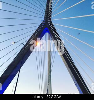 La conduite sur la Leonard P Zakim Bunker Hill Memorial Bridge, Boston, Massachusetts, United States Banque D'Images