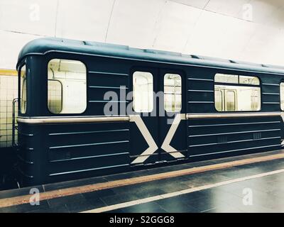 Métro de Moscou vide à la station de train voiture tge Banque D'Images