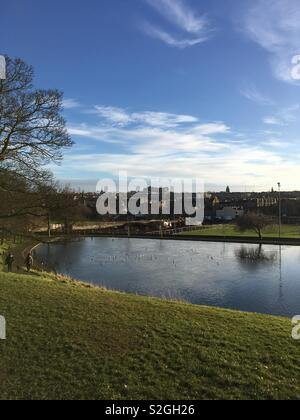 La vue pour le château d'Édimbourg à partir de Inverleith Parc de l'autre côté de l'étang gelé. Banque D'Images