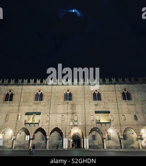 Lune sur Palazzo Ducale. Mantova, Italie. Banque D'Images