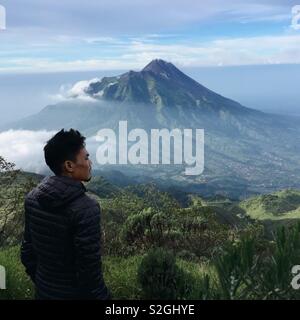 Vue spectaculaire du Mont Merapi Merbabu de Mont Banque D'Images