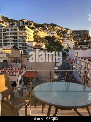 Couchers de soleil sur la zone romantique, Puerto Vallarta, Mexique. Vue depuis un balcon donnant sur la pittoresque vista. Banque D'Images