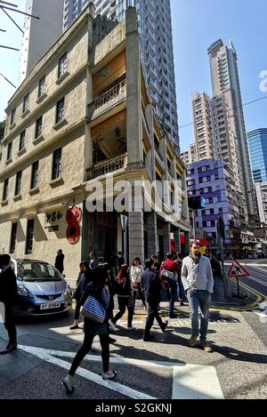 Chanta la marche sur Johnston street par un bel immeuble ancien à Wan Chai, Hong Kong. Banque D'Images