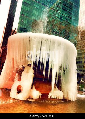 La Josephine Shaw Lowell memorial fountain est gelée dans Bryant Park pendant une vague de froid, NYC, USA Banque D'Images