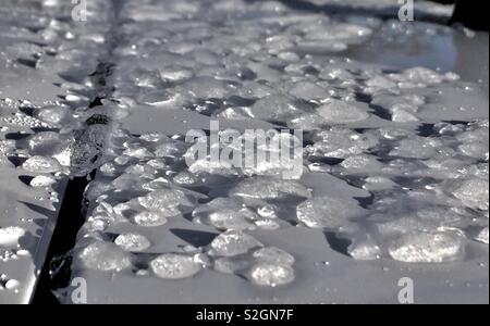 La fonte des glaces sur les globules blancs d'une voiture Banque D'Images