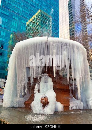 La Josephine Shaw Lowell Memorial Fountain est gelée dans Bryant Park pendant une vague de froid, NYC, USA Banque D'Images