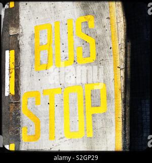 Arrêt de bus sur la route d'écriture Banque D'Images