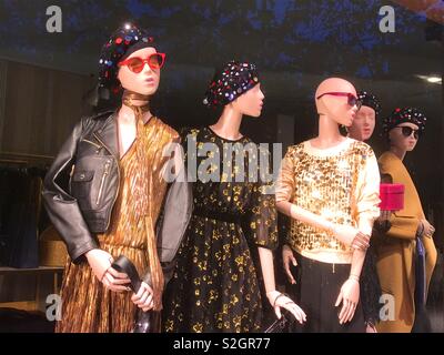 Groupe des mannequins dans une vitrine. Banque D'Images